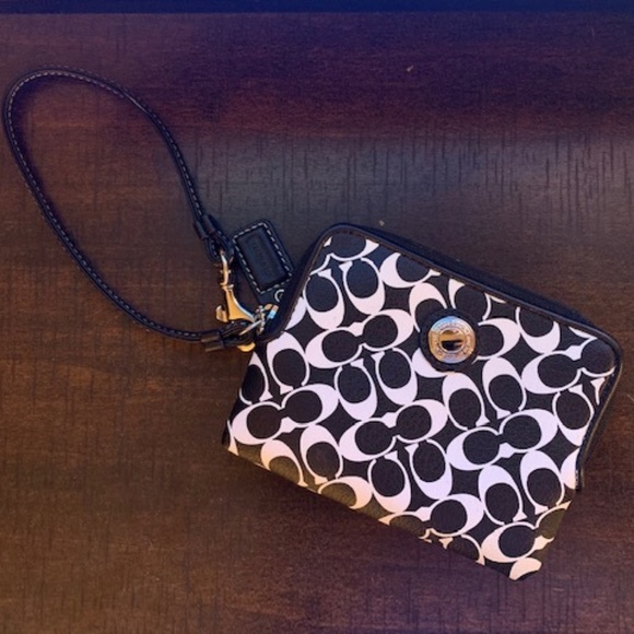 NWOT Authentic Coach Chelsea Wristlet - Picture 1 of 2